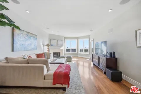 $690,000 | 2602 East 20th Street, Unit 202B, Signal Hill, CA 90755