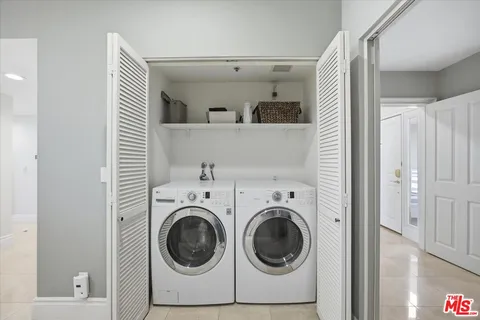 $690,000 | 2602 East 20th Street, Unit 202B, Signal Hill, CA 90755