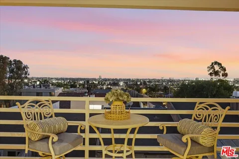 $690,000 | 2602 East 20th Street, Unit 202B, Signal Hill, CA 90755