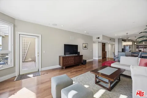 $690,000 | 2602 East 20th Street, Unit 202B, Signal Hill, CA 90755