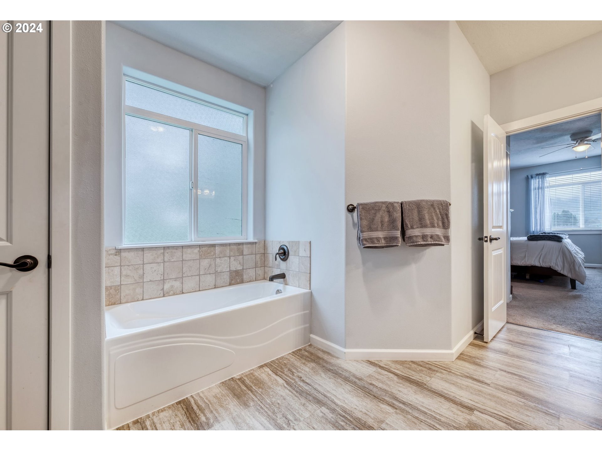 1032 Weaver Road Myrtle Creek, OR 97457 - Photo 16 of 42 a bathroom with a bathtub and a walk in closet