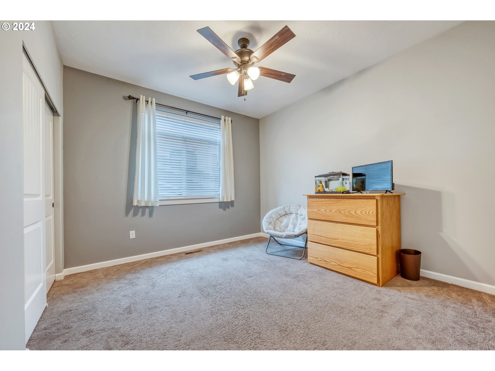 1032 Weaver Road Myrtle Creek, OR 97457 - Photo 21 of 42 a living room with furniture and ceiling fan