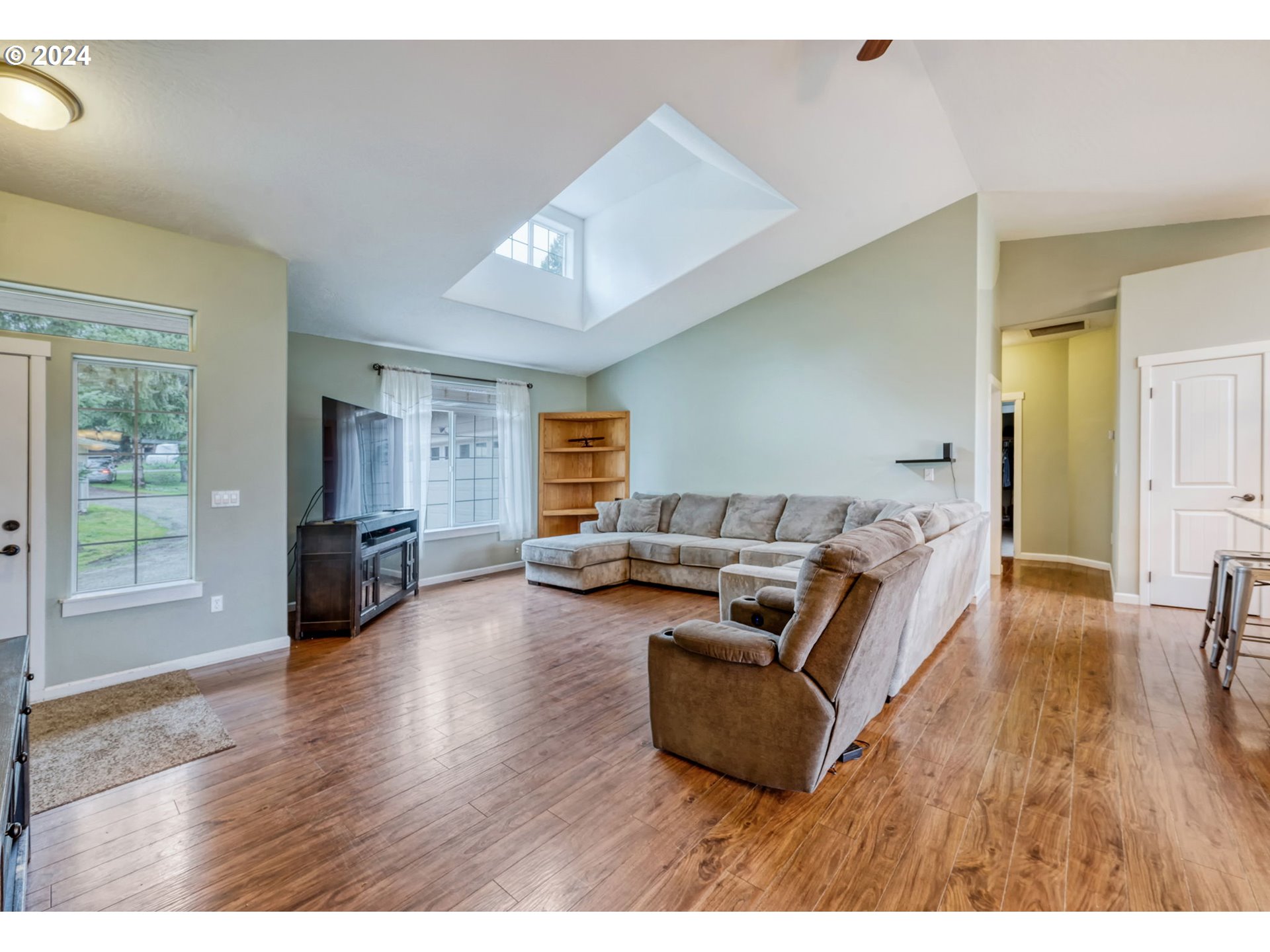 1032 Weaver Road Myrtle Creek, OR 97457 - Photo 5 of 42 a living room with furniture and a wooden floor