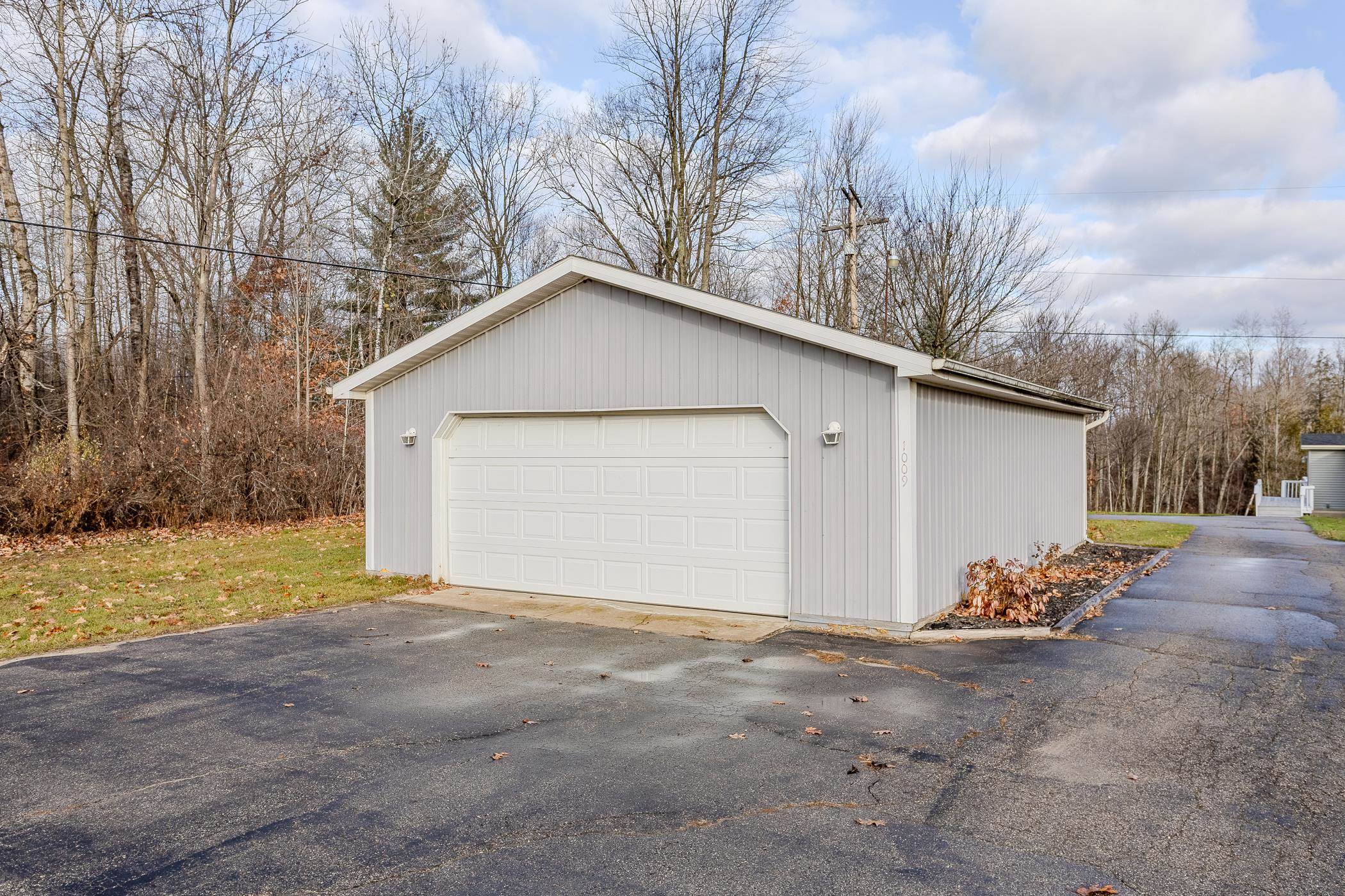 1009 Radov Road Gladwin, MI 48624 - Photo 7 of 36