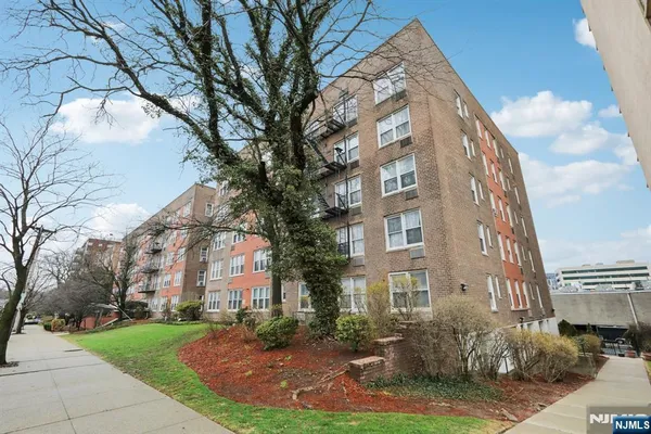 $419,000 | 2160 Center Avenue, Unit 4N, Fort Lee, NJ 07024