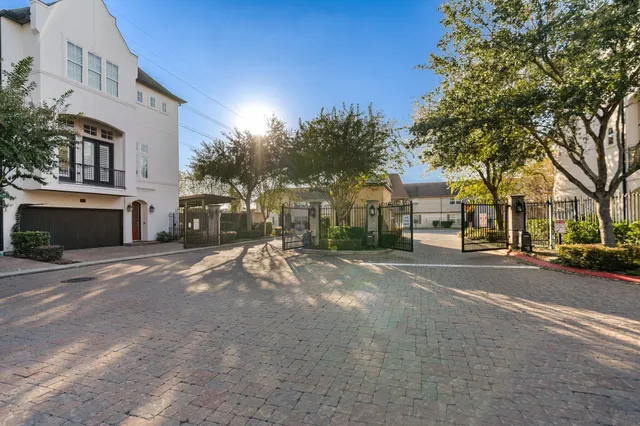 $525,000 | 10937 Wrenwood Manor, Houston, TX 77043