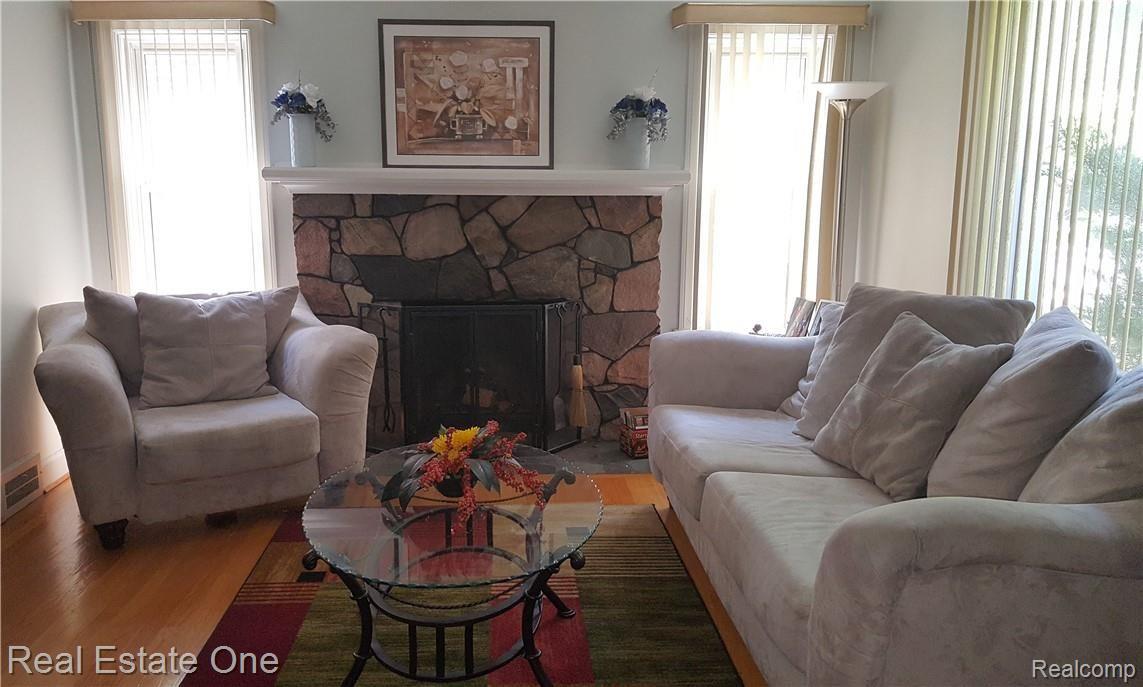 14812 Greenview Road Detroit, MI 48223 - Photo 2 of 6 Greenview Int-133402-10-12.jpg