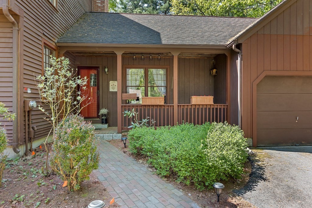 41 Baker Road Salisbury, MA 01952 - Photo 2 of 29 a front view of a house with garden