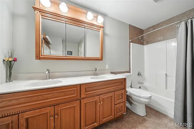 $585,000 | 7447 Highway 94, Portage Des Sioux, MO 63373