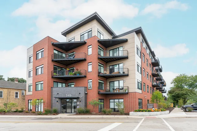 $2,488 | 440 Green Bay Road, Unit 512, Highwood, IL 60040
