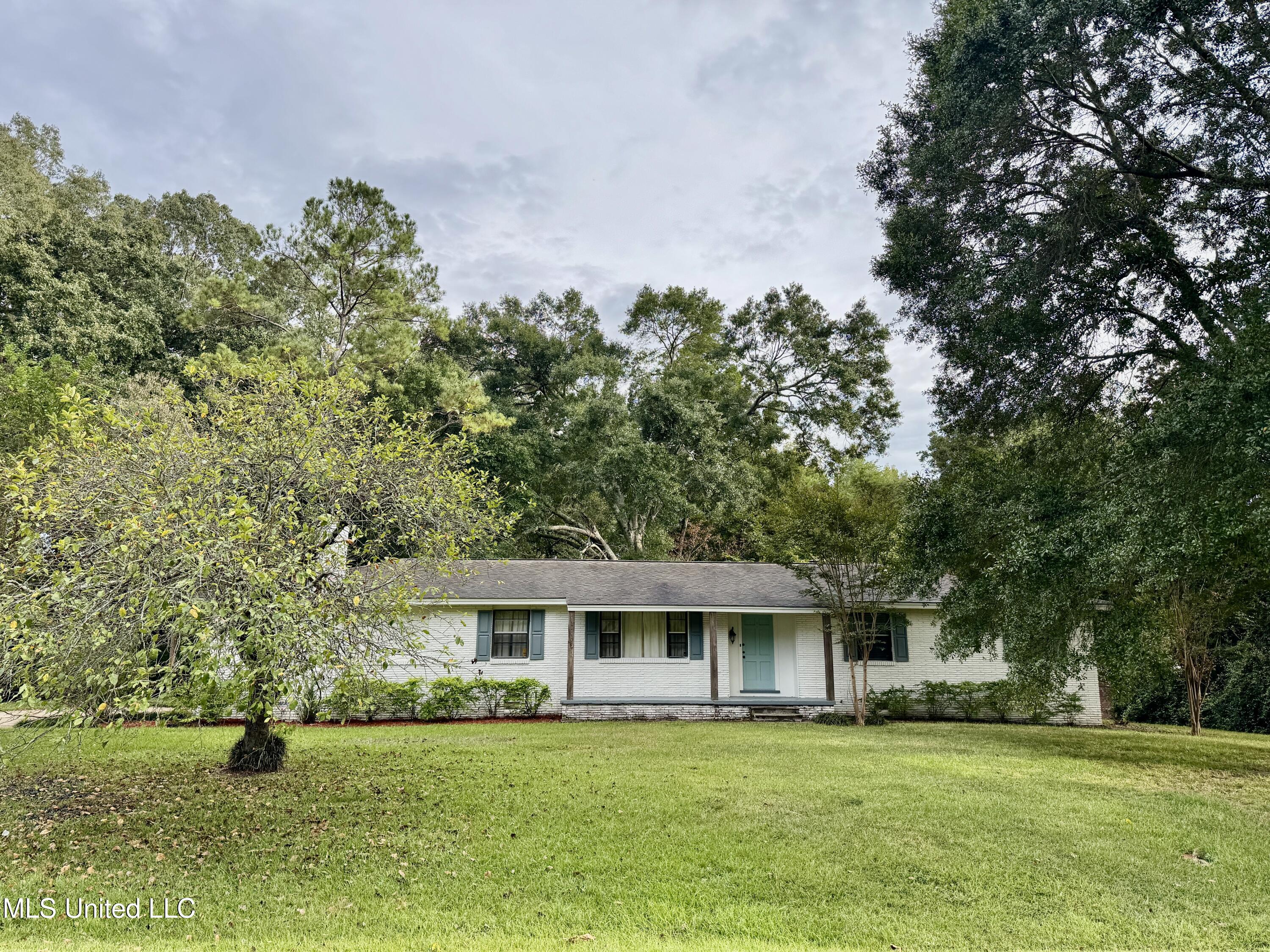205 Hurricane Road Natchez, MS 39120 - Photo 2 of 28 IMG_4518