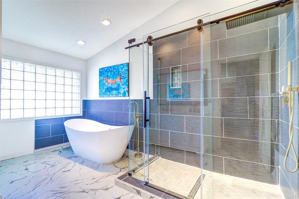 15517 Gulf Boulevard Redington Beach, FL 33708 - Photo 19 of 48 a bathroom with a bathtub and window