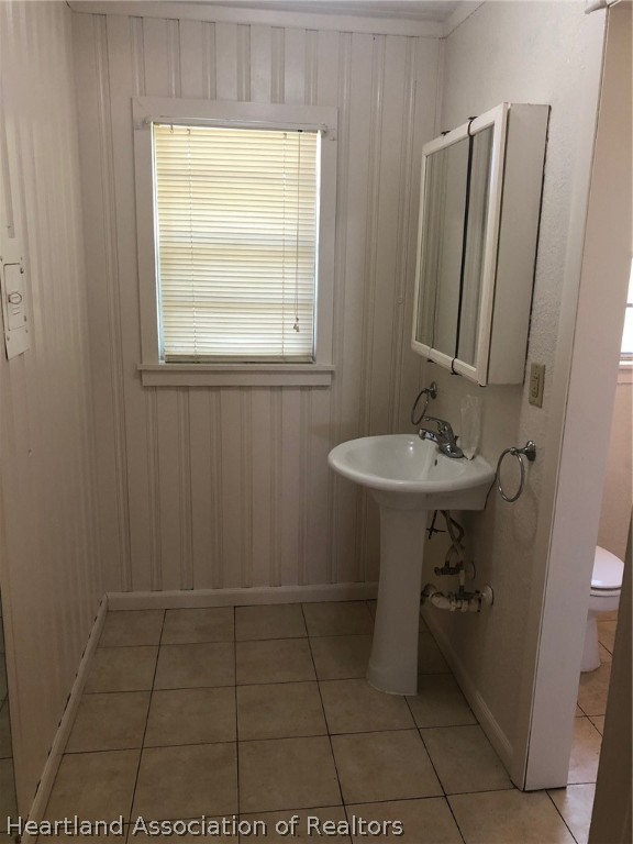 313 Heard Bridge Road Wauchula, FL 33873 - Photo 18 of 20 a bathroom with a sink a window and a shower