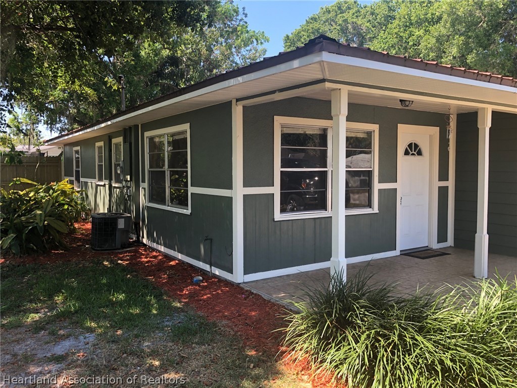 313 Heard Bridge Road Wauchula, FL 33873 - Photo 2 of 20 a front view of a house with a garden