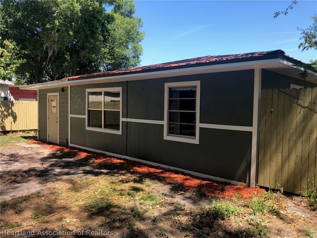 313 Heard Bridge Road Wauchula, FL 33873 - Photo 3 of 20 a backyard of a house