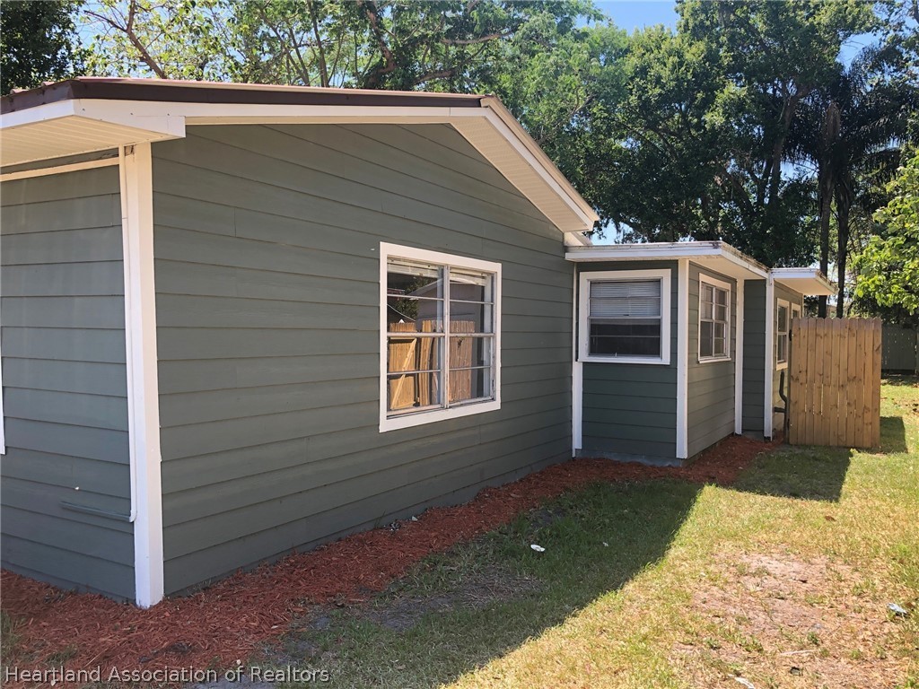 313 Heard Bridge Road Wauchula, FL 33873 - Photo 4 of 20 a backyard of a house