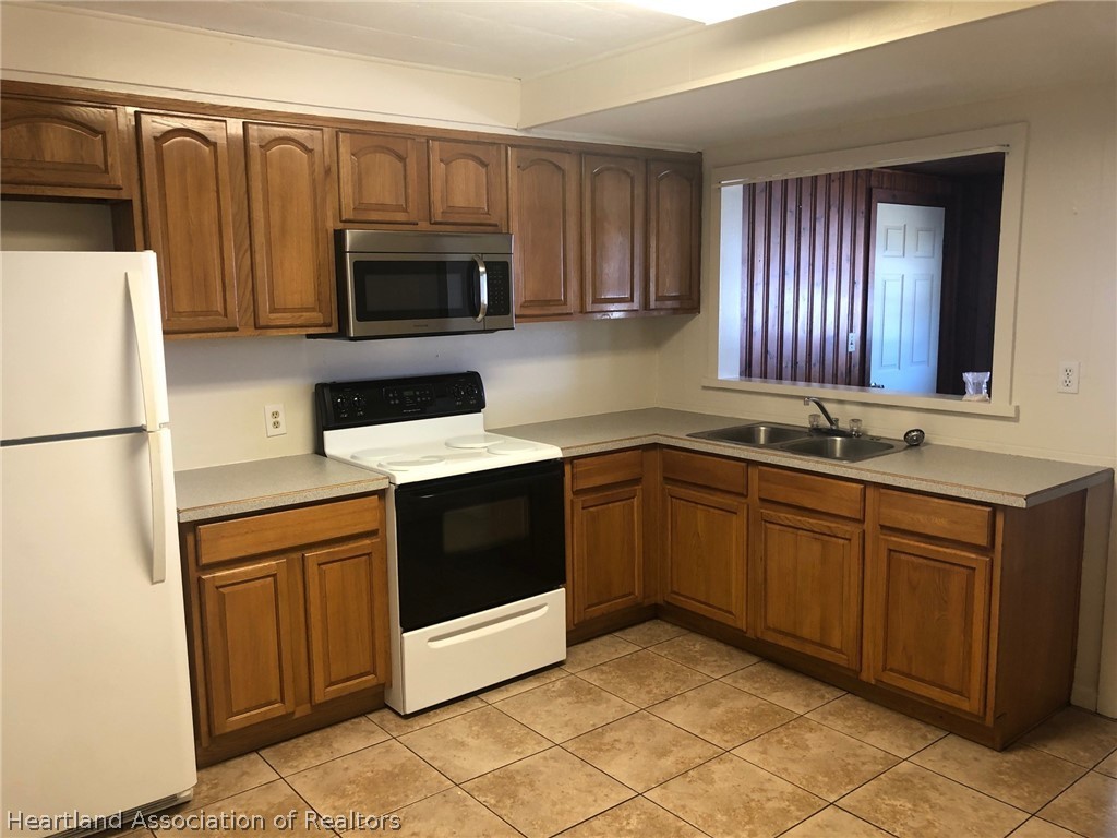 313 Heard Bridge Road Wauchula, FL 33873 - Photo 6 of 20 a kitchen with stainless steel appliances granite countertop a refrigerator and a sink