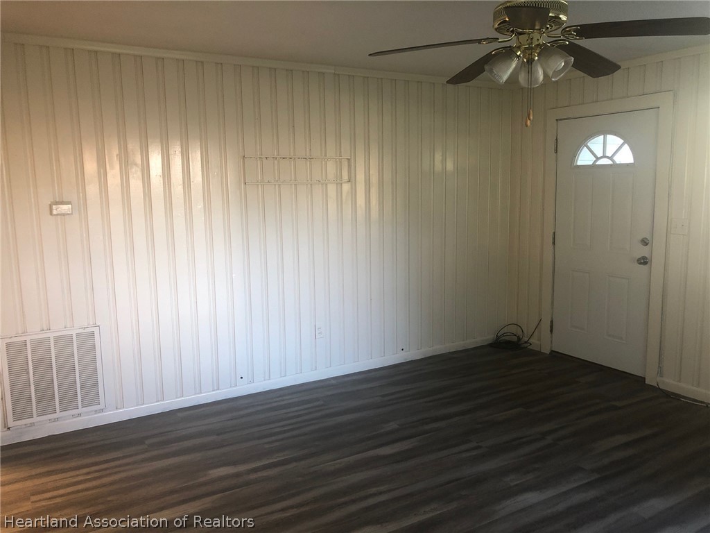 313 Heard Bridge Road Wauchula, FL 33873 - Photo 8 of 20 a view of an empty room and wooden floor