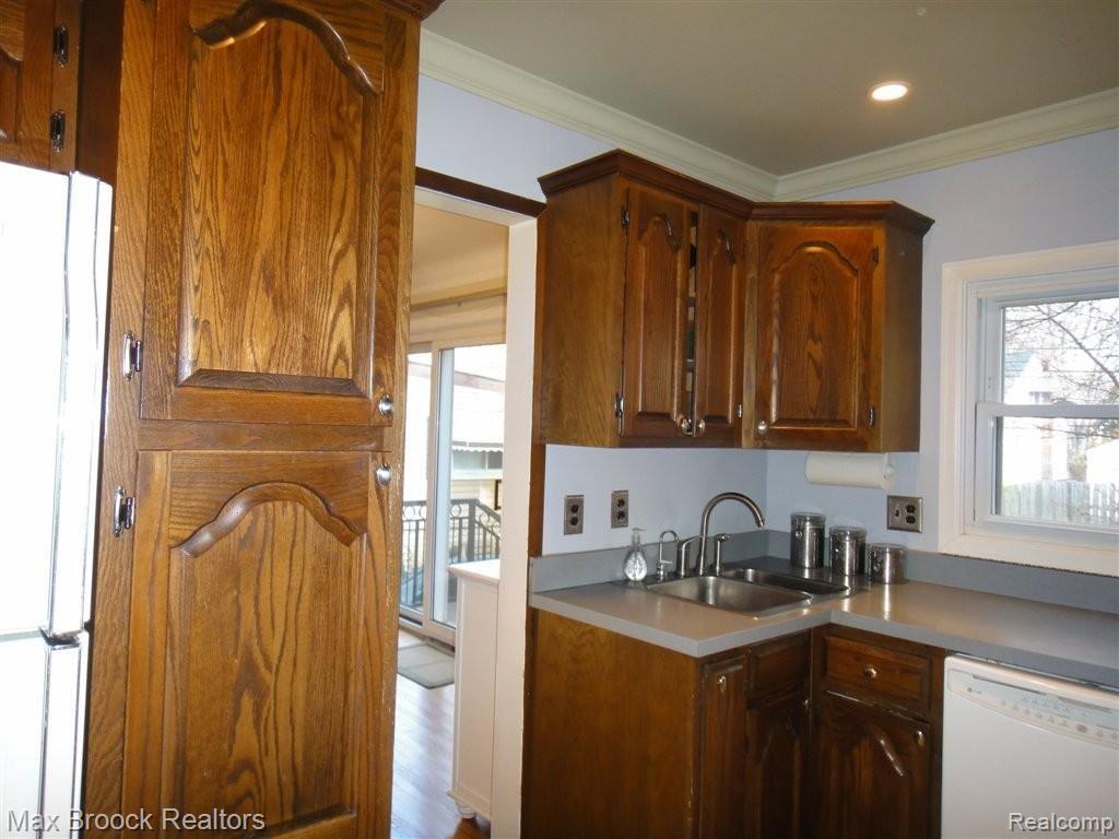 1706 Columbia Road Berkley, MI 48072 - Photo 5 of 19 Updated kitchen
