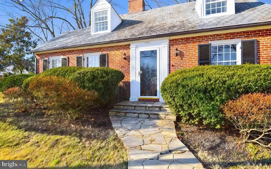 5806 Kenmore Road Baltimore, MD 21210 - Photo 5 of 35 a front view of a house with garden