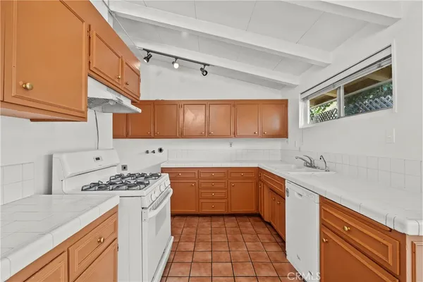 $4,000 | 19824 Gilmore Street, Woodland Hills, CA 91367