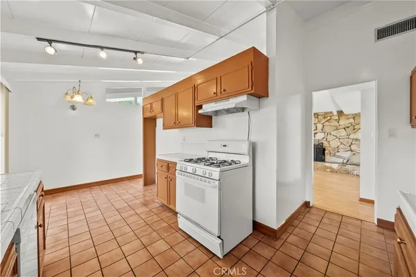 $4,000 | 19824 Gilmore Street, Woodland Hills, CA 91367