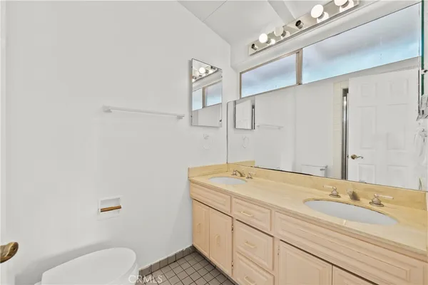 $4,000 | 19824 Gilmore Street, Woodland Hills, CA 91367