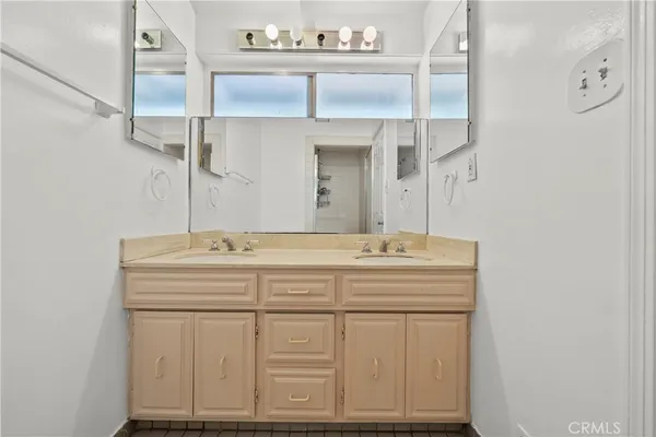 $4,000 | 19824 Gilmore Street, Woodland Hills, CA 91367