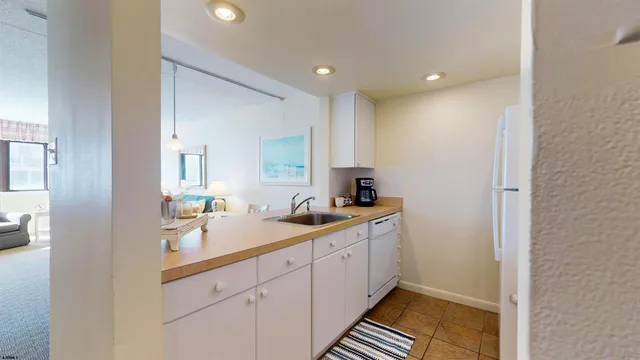 a en suite bathroom with a double vanity sink and a mirror