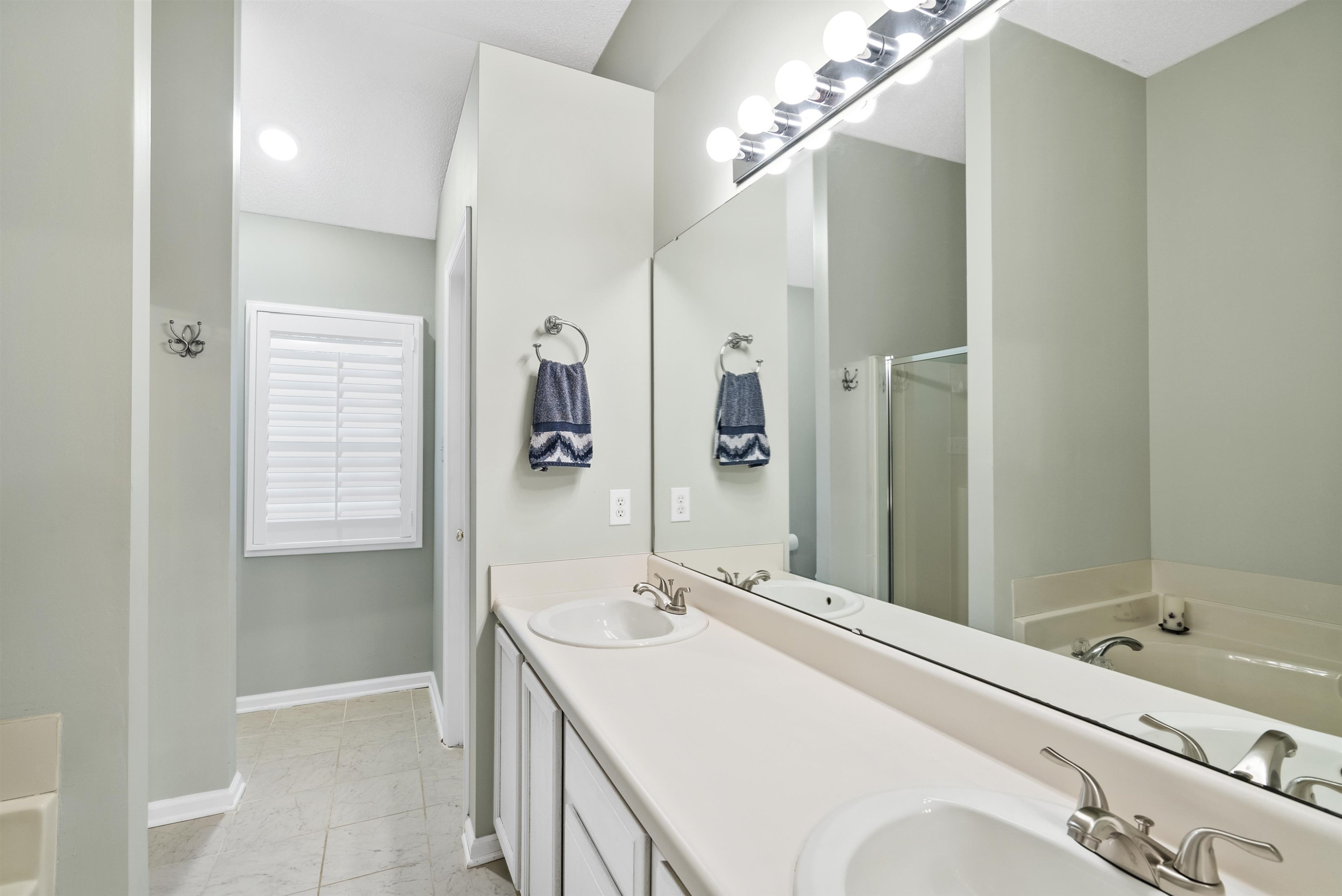 408 Chancellors Ridge Drive Durham, NC 27713 - Photo 25 of 34 a bathroom with a tub sink and mirror