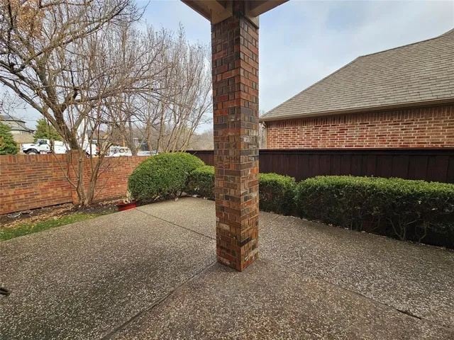 a view of a back yard of the house