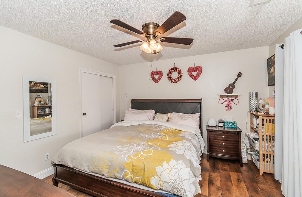 3012 Stanford Avenue Clovis, CA 93611 - Photo 16 of 41 a bed room with a bed and a book shelf