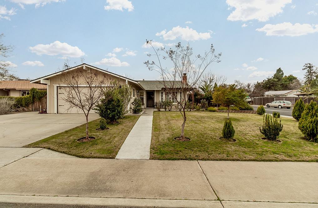 3012 Stanford Avenue Clovis, CA 93611 - Photo 5 of 41 a view of a house with a yard