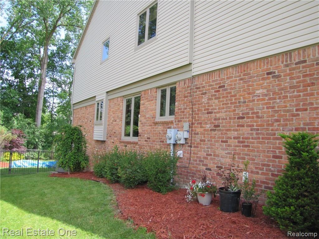 1396 Bembridge Drive Rochester, MI 48307 - Photo 5 of 28 IMG_3502.JPG