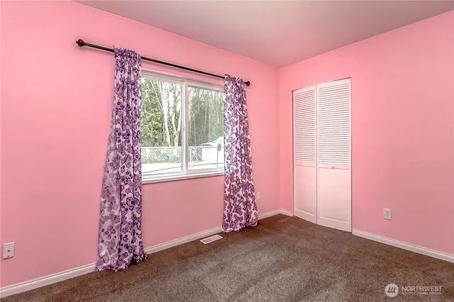 a view of entryway with window