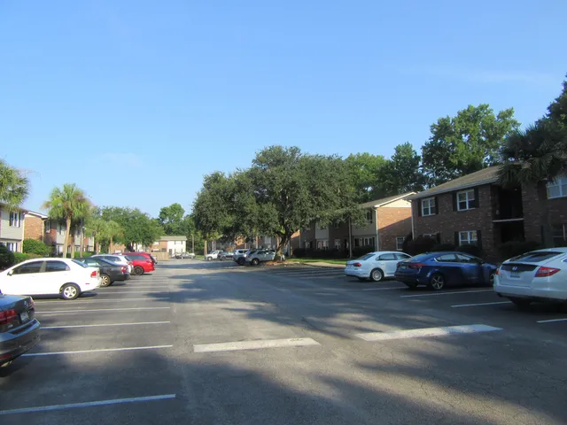 $1,950 | 415 Parkdale Drive, Unit 16E, Charleston, SC 29414