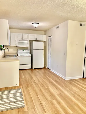 $1,950 | 415 Parkdale Drive, Unit 16E, Charleston, SC 29414