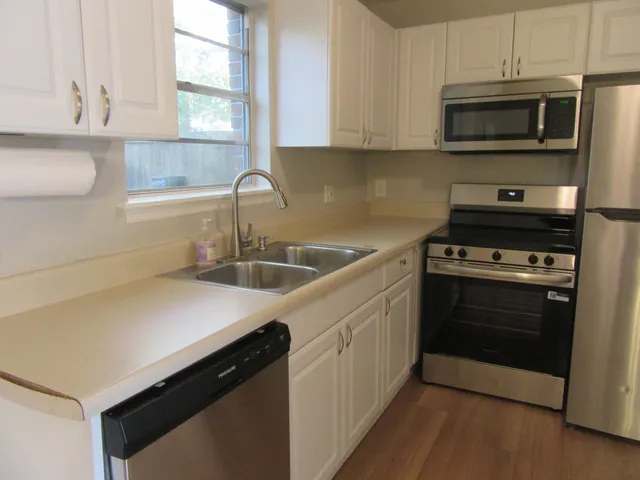 $1,950 | 415 Parkdale Drive, Unit 16E, Charleston, SC 29414