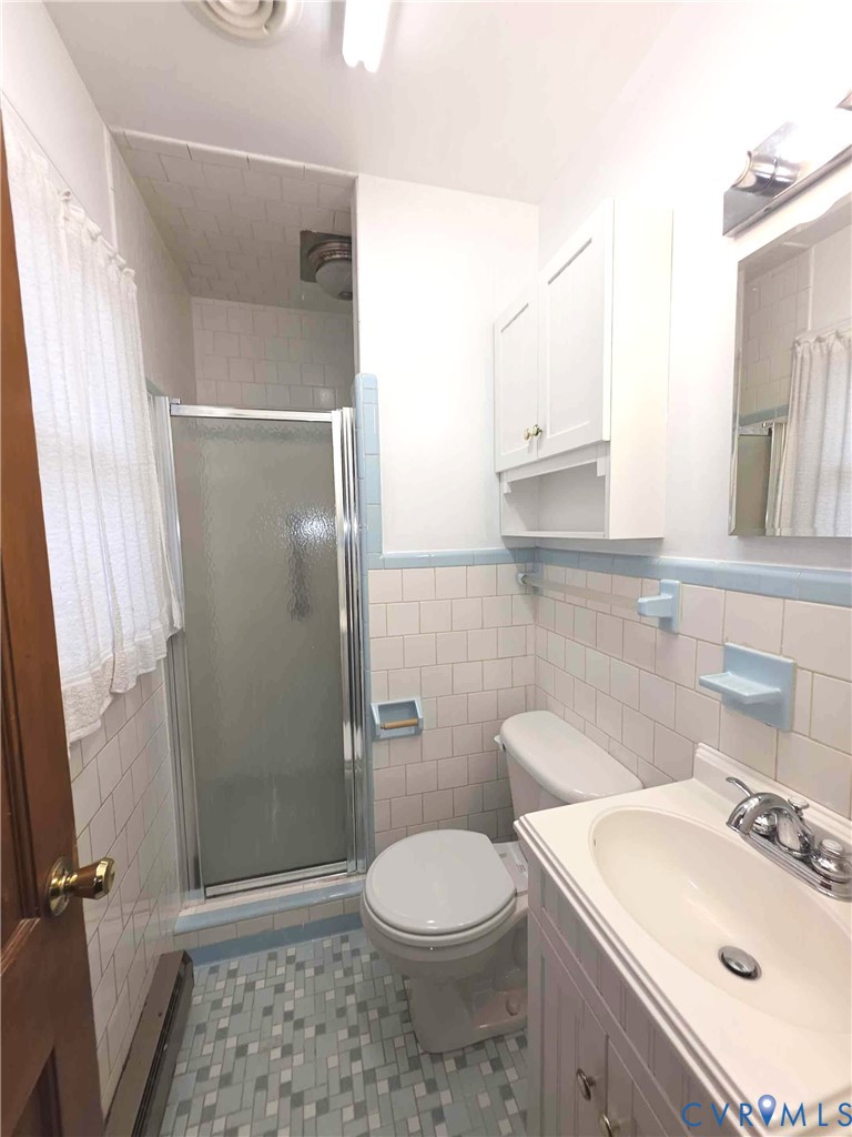 199 Ruritan Drive Emporia, VA 23847 - Photo 20 of 35 a bathroom with a sink a toilet and shower