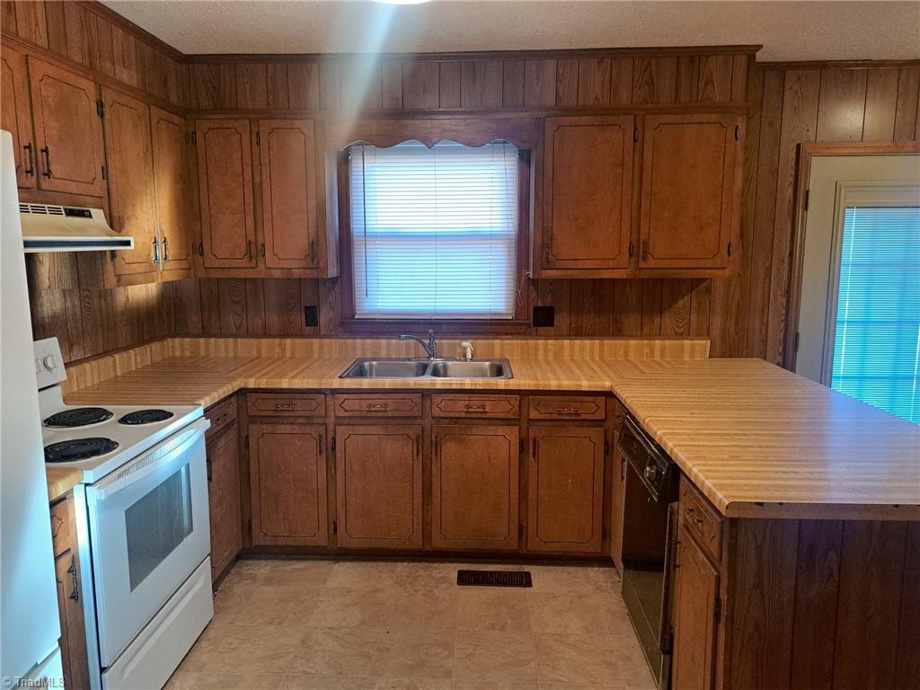 944 Doe Run Road Ararat, VA 24053 - Photo 10 of 24