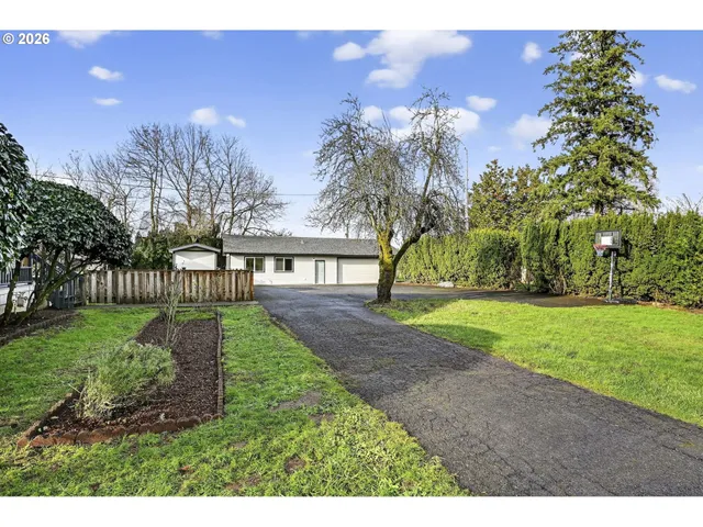 a view of a yard with a house