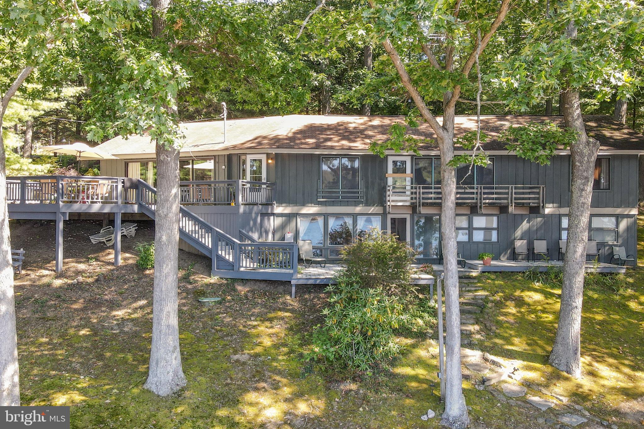 4-bedroom home with 312' of shoreline