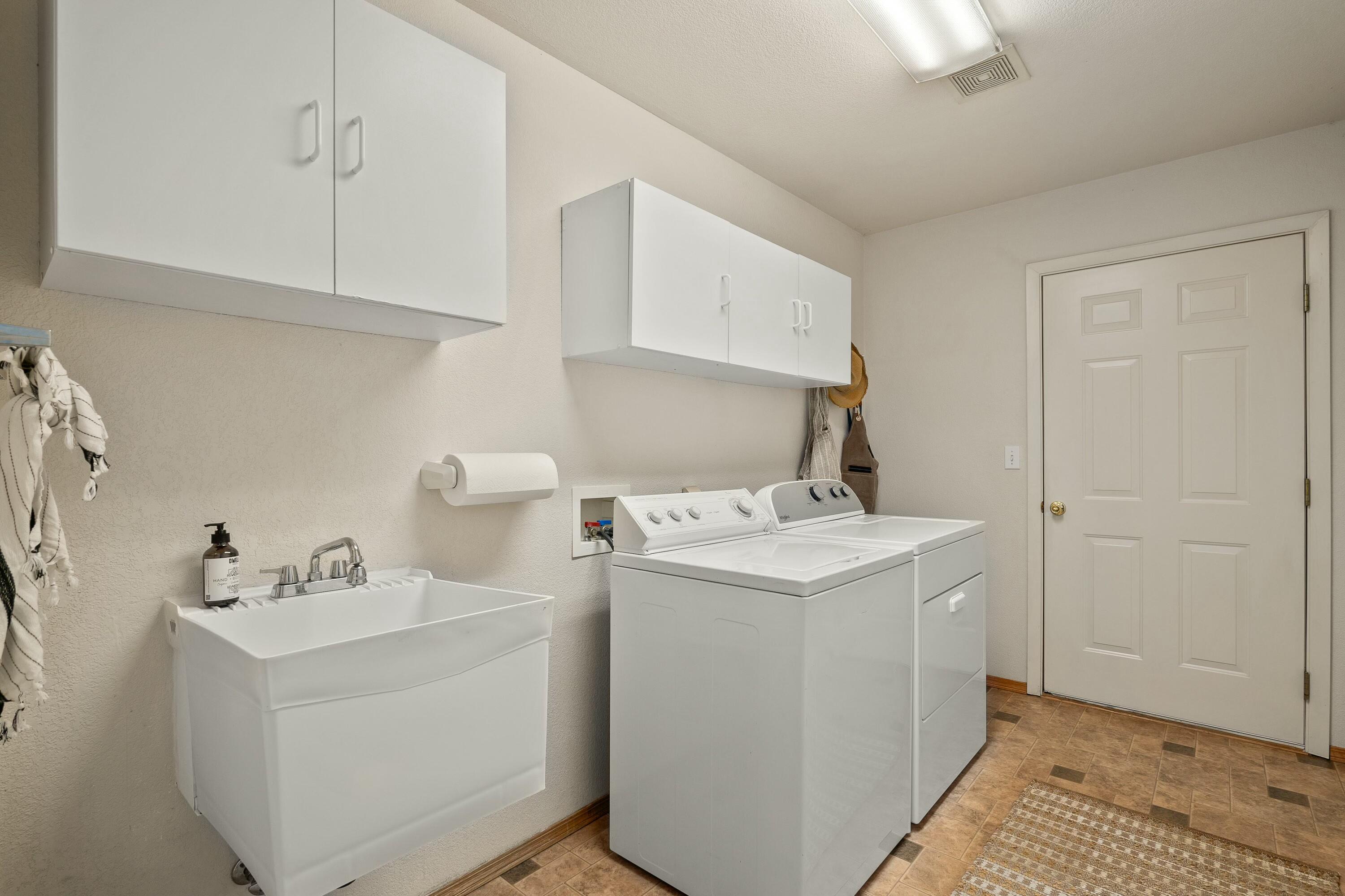 11460 Lower River Road Grants Pass, OR 97526 - Photo 29 of 49 Laundry Room