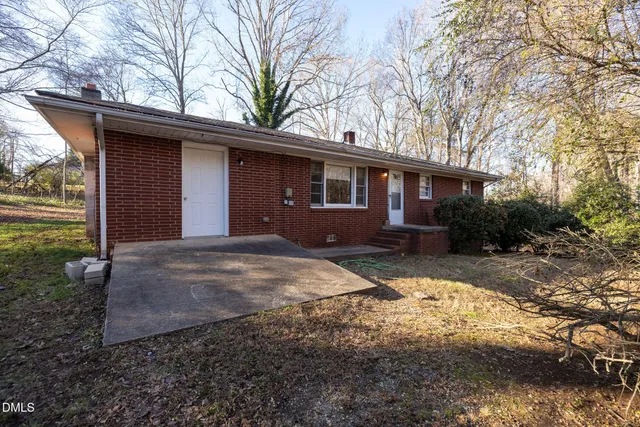 $1,800 | 429 Lakeshore Drive, Hillsborough, NC 27278