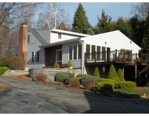 a view of a house with backyard