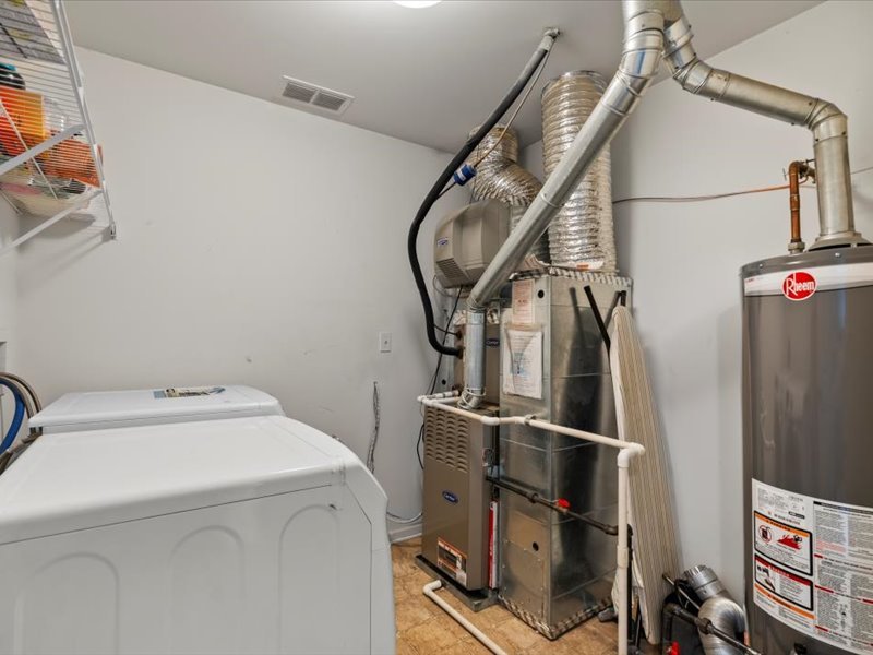 2147 Pembridge Lane Joliet, IL 60431 - Photo 22 of 34 a utility room with dryer and washer