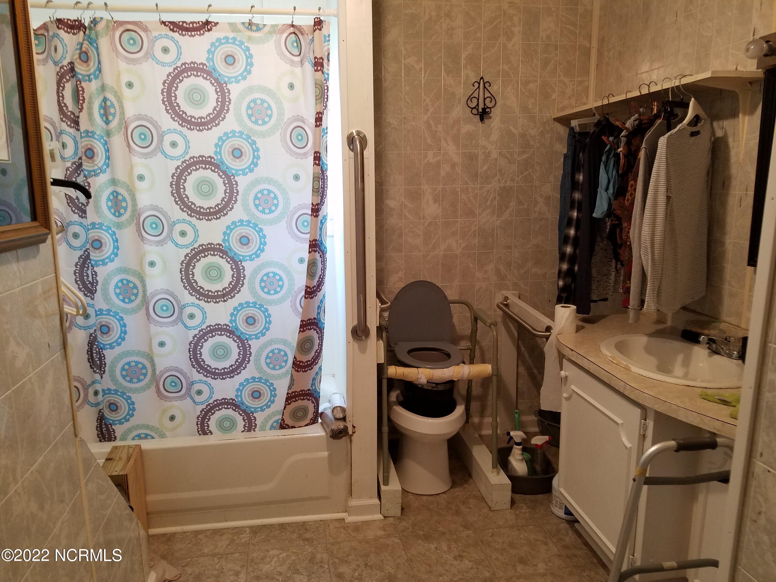 3335 Starburst Road Kinston, NC 28501 - Photo 20 of 23 Bath No. 2