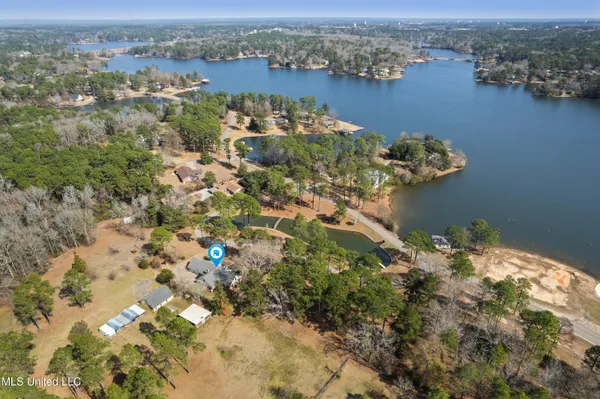 $985,000 | 269 West Lake Road, Hattiesburg, MS 39402