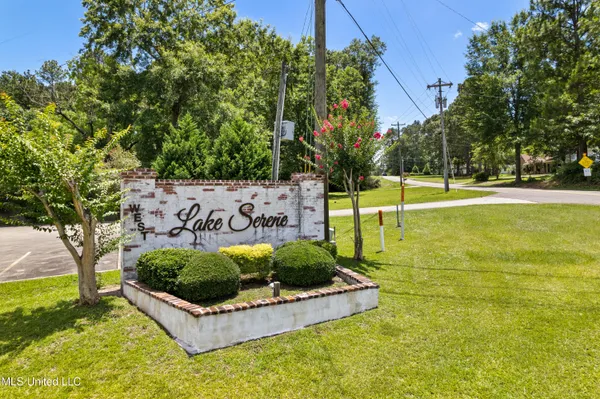 $985,000 | 269 West Lake Road, Hattiesburg, MS 39402