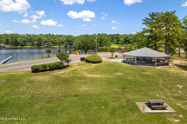 $985,000 | 269 West Lake Road, Hattiesburg, MS 39402